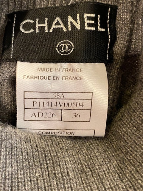 Chanel Vintage 98A, 1998 Fall Cashmere Gray Sweater Top Blouse with Unique Pearl and Chain Trim - FR 36 US 4