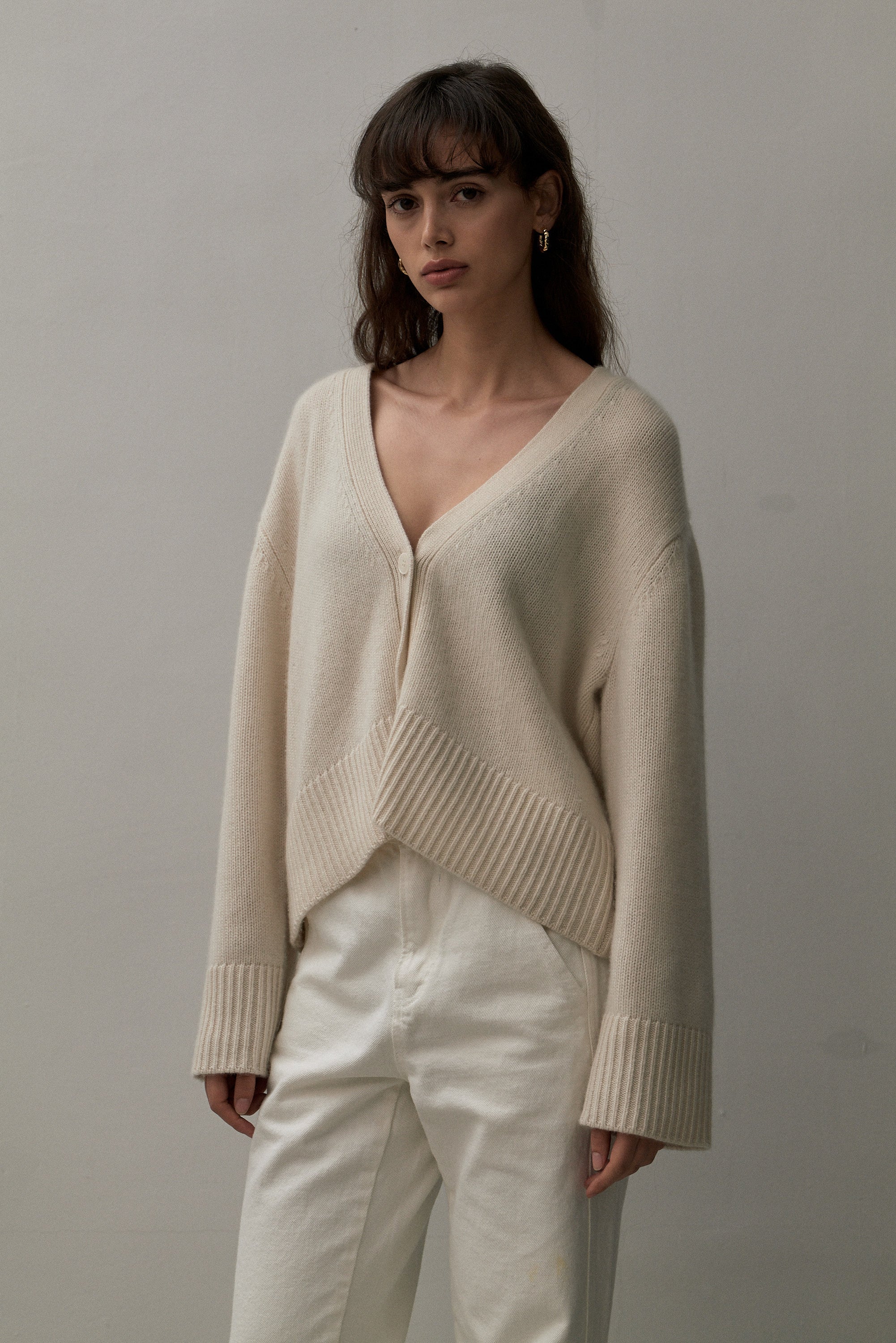 Classic cardigan, eco white.