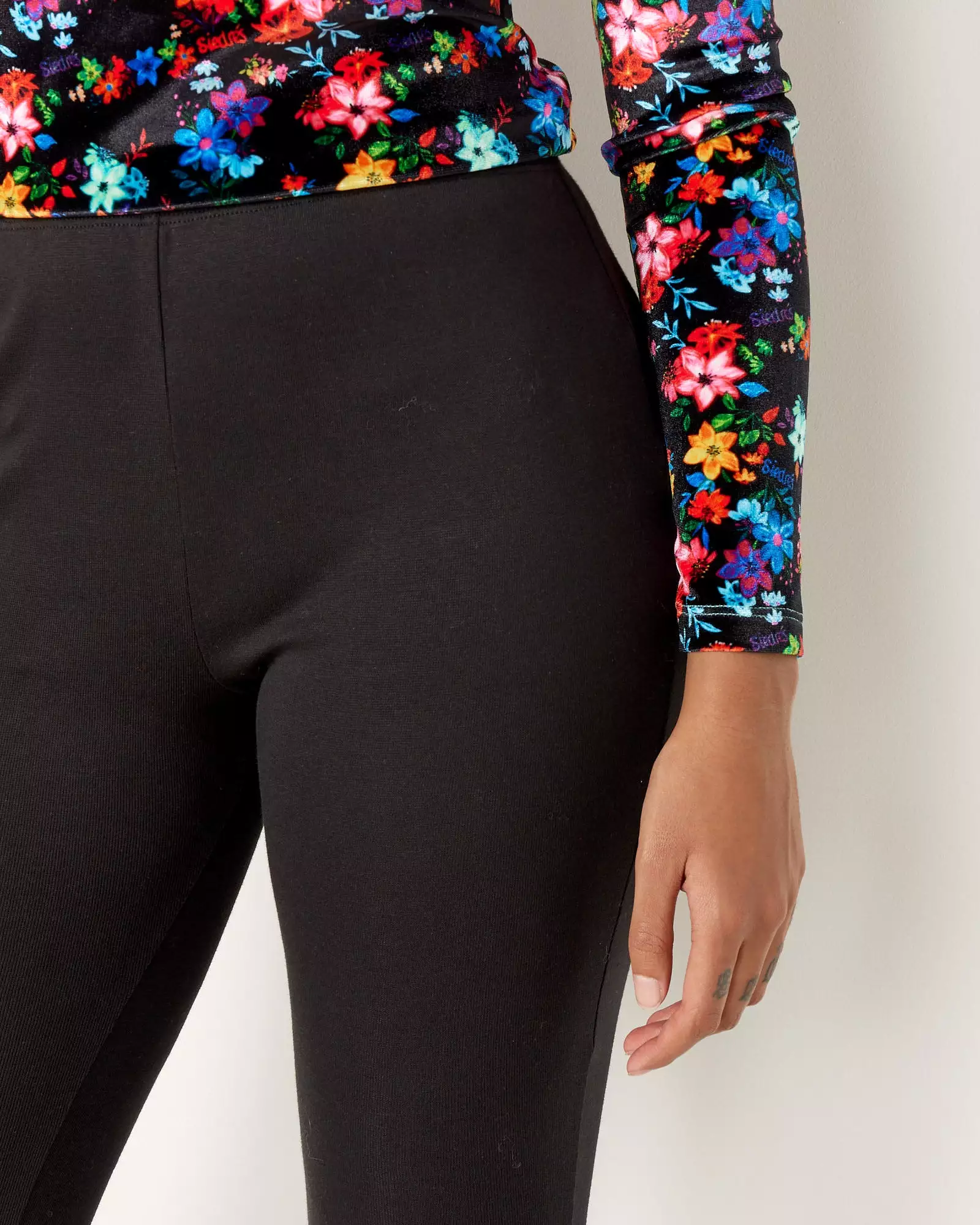 Vintage Kahlo Flare Leggings